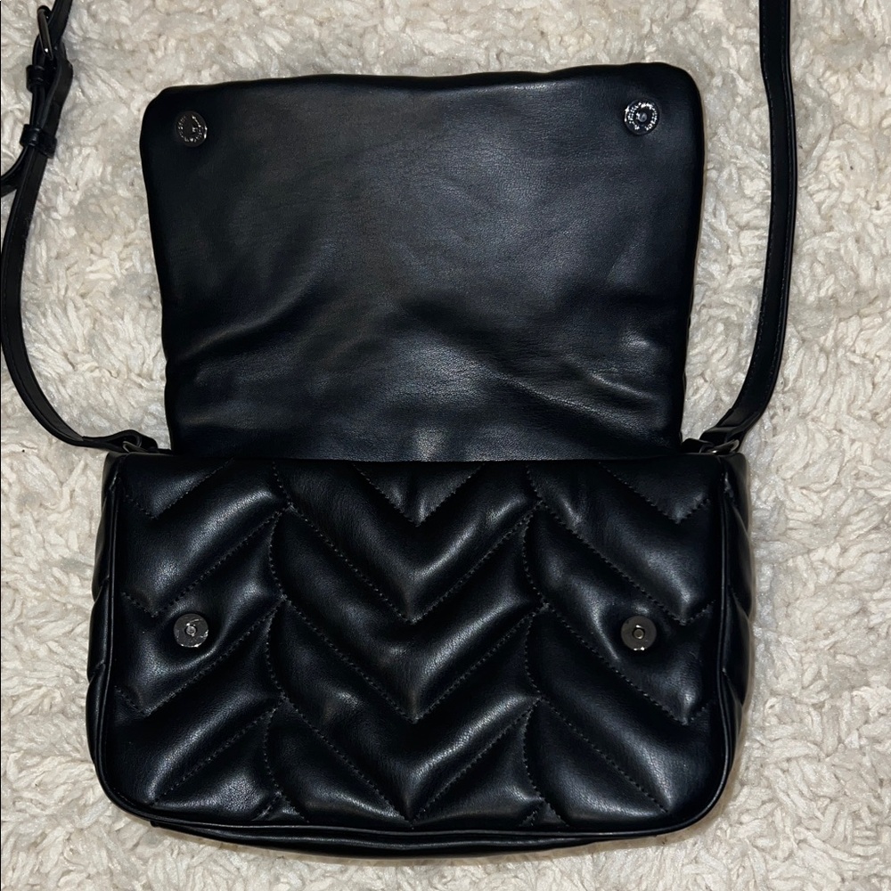 Simply Vera Vera Wang Black Quilted Crossbody Bag - Picture 5 of 7